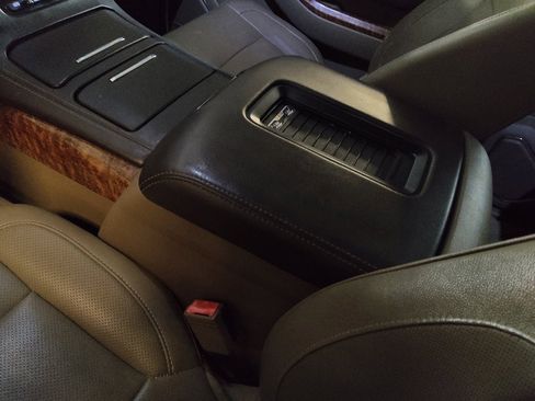 Used 2017 Chevrolet Suburban Premier image 26