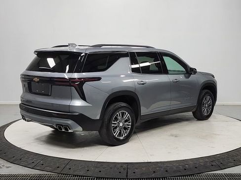Used 2025 Chevrolet Traverse LT FWD image 7