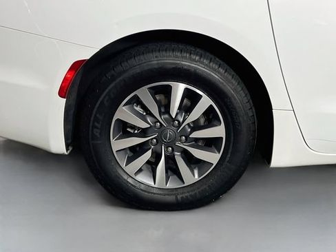 Used 2021 Chrysler Pacifica Touring-L FWD image 39