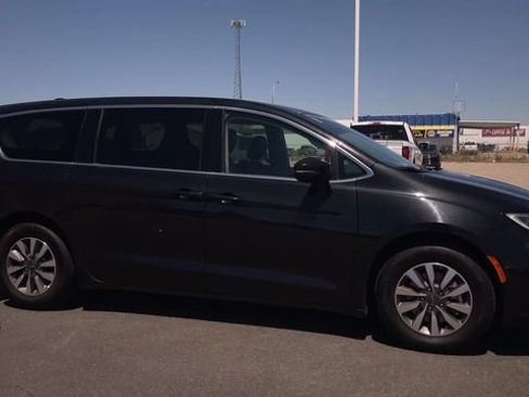 Used 2023 Chrysler Pacifica Touring-L FWD image 3