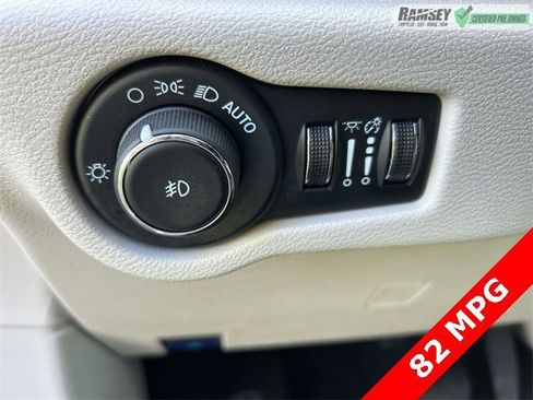 Certified 2024 Chrysler Pacifica Select image 17