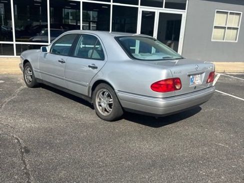 Used 1999 Mercedes-Benz E 320 4MATIC Sedan image 4