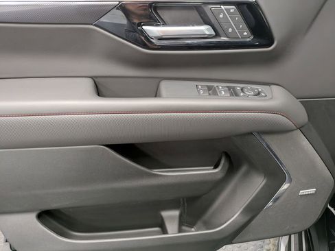 Used 2026 Chevrolet Suburban RST w/ Comfort Package AWD/4WD image 10