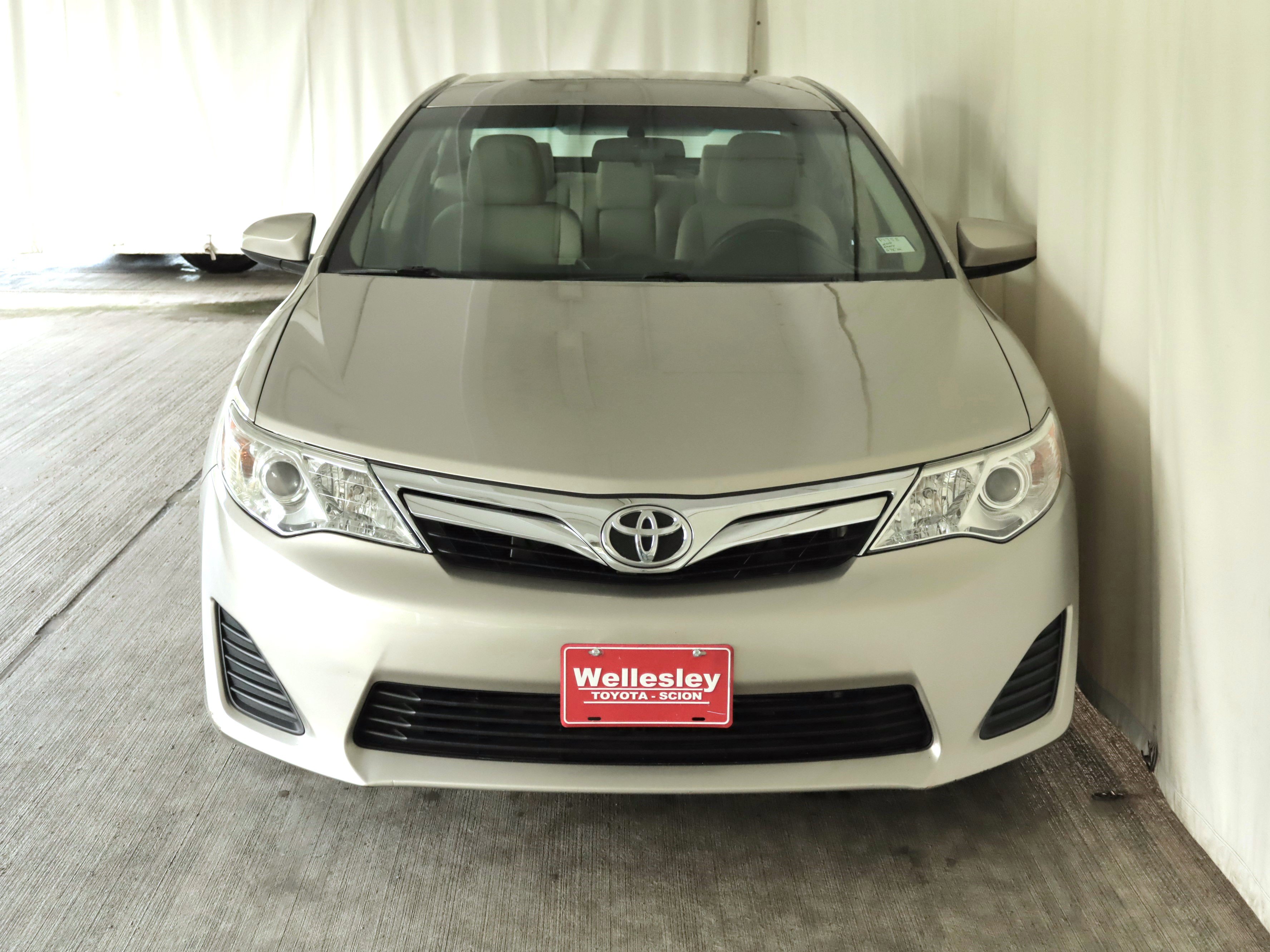 Used 2014 Toyota Camry LE FWD image 3