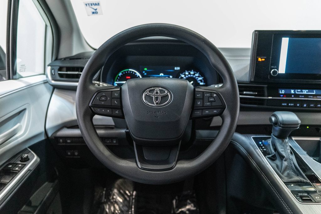 Certified 2025 Toyota Sienna LE FWD image 16
