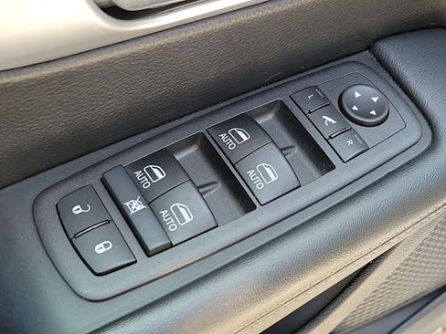 Used 2025 Chrysler Pacifica Limited FWD image 21