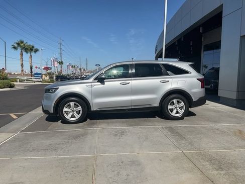 Used 2021 Kia Sorento LX FWD image 4
