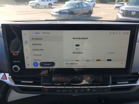 Used 2025 Toyota Sienna XLE image 33