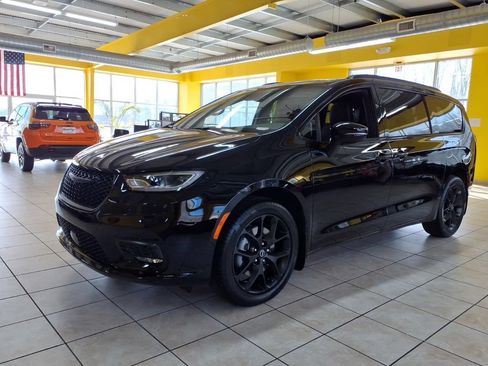 New 2026 Chrysler Pacifica Select w/ S Appearance Package AWD/4WD image 2