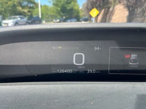 Used 2022 Toyota Prius LE AWD/4WD image 9