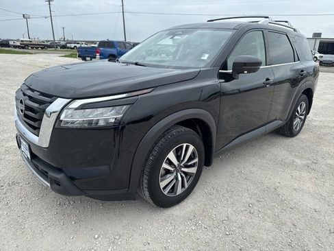 Used 2024 Nissan Pathfinder SL FWD image 1