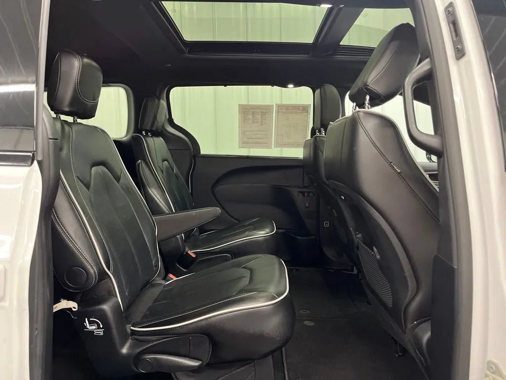 Used 2025 Chrysler Pacifica Limited FWD image 14