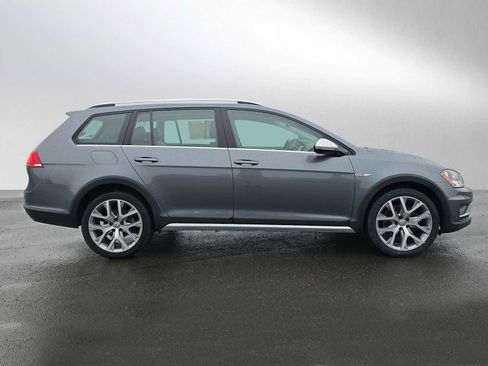Used 2017 Volkswagen Golf Alltrack SEL image 2