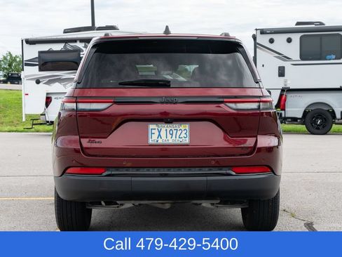 Used 2025 Jeep Grand Cherokee Altitude AWD/4WD image 5