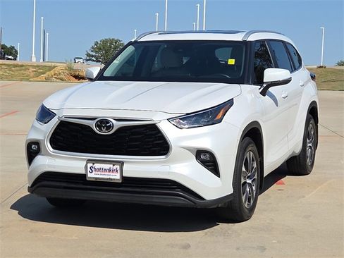 Used 2024 Toyota Highlander XLE image 3