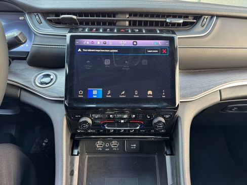 Certified 2024 Jeep Grand Cherokee L Limited w/ Luxury Tech Group II image 9