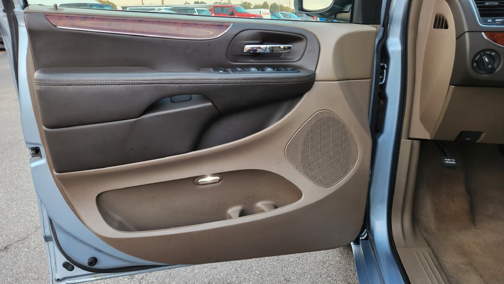 Used 2012 Chrysler Town & Country Touring-L w/ Entertainment Group #2 FWD image 28