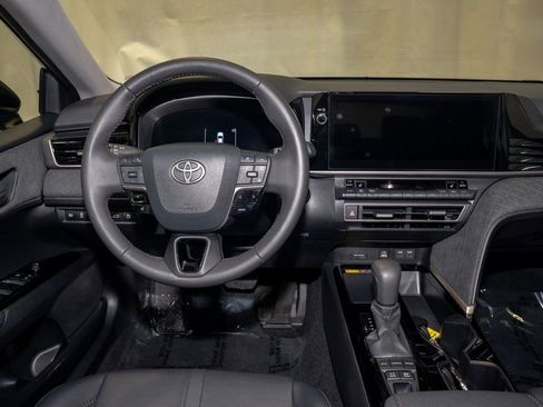 Used 2025 Toyota Camry XLE image 6