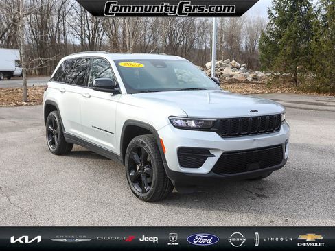 Used 2023 Jeep Grand Cherokee Altitude image 9