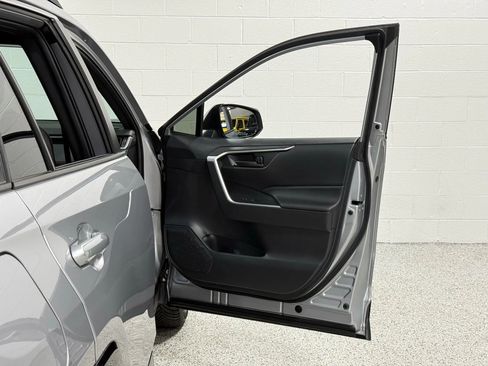 Used 2021 Toyota RAV4 SE image 40