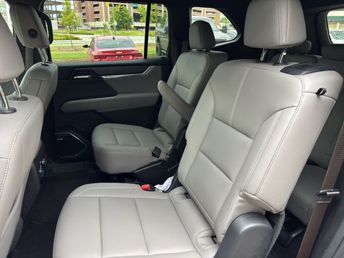 Used 2026 GMC Acadia Elevation w/ Elevation Premium Package FWD image 13