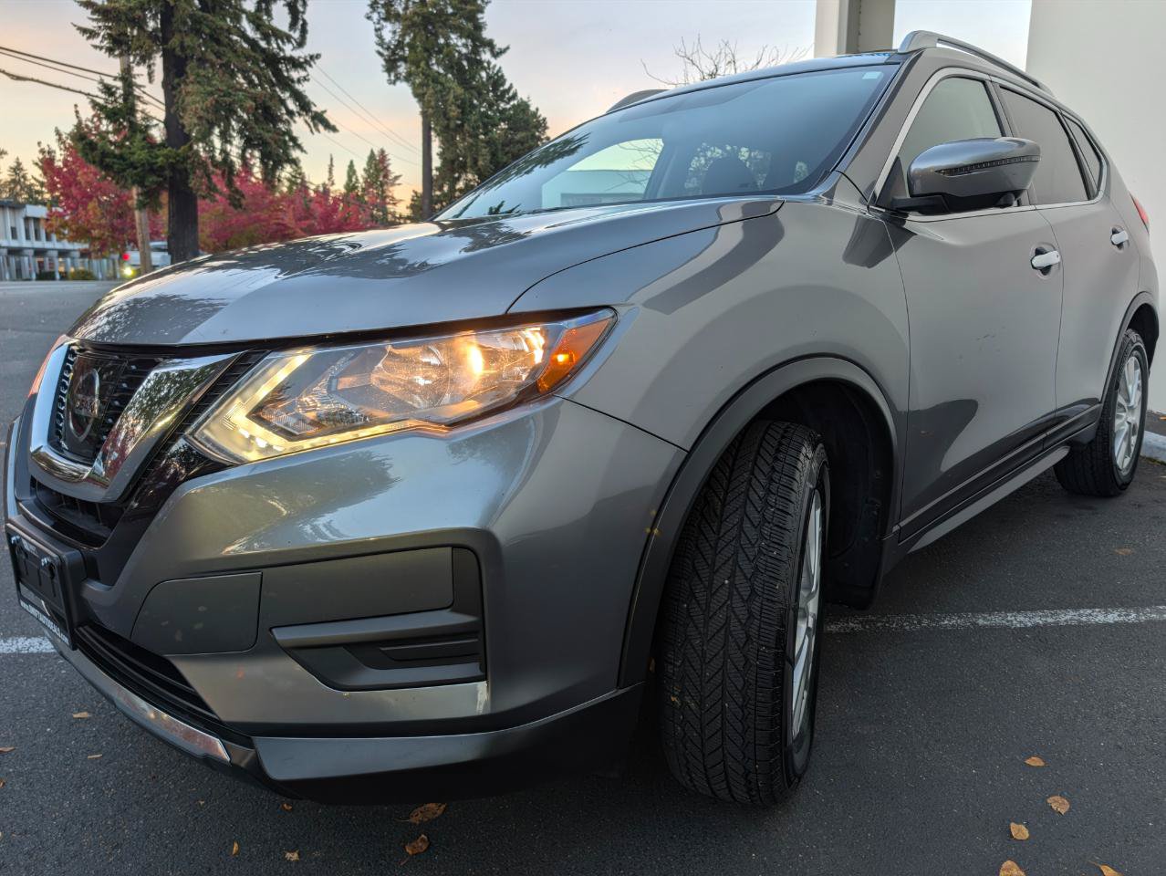 Used 2017 Nissan Rogue SV w/ SV Premium Package AWD/4WD image 3