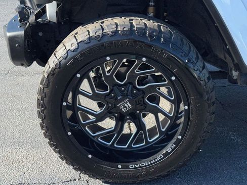 Used 2021 Jeep Wrangler Unlimited Rubicon w/ Dual Top Group AWD/4WD image 12