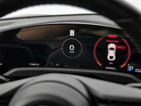 Used 2023 Porsche Taycan image 17