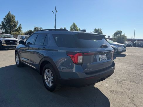 Used 2025 Ford Explorer Active RWD image 3