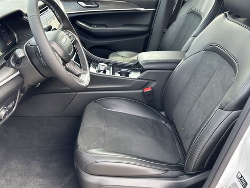 New 2026 Jeep Grand Cherokee Altitude image 10