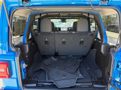 Used 2025 Jeep Wrangler Sahara image 36