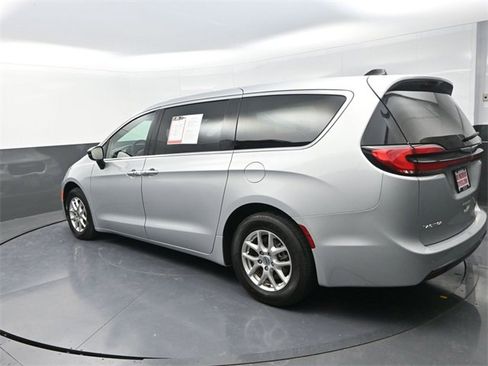 Used 2024 Chrysler Pacifica Touring-L image 5