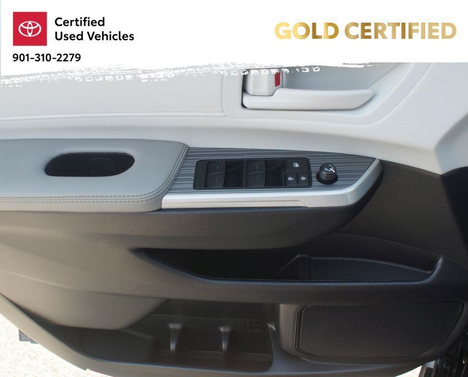 Used 2026 Toyota Sienna LE FWD image 28
