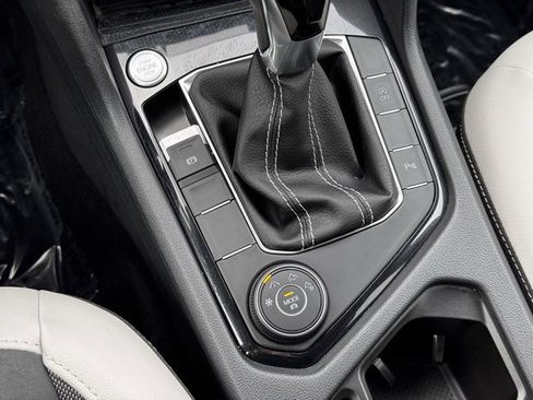 Used 2025 Volkswagen Taos SE image 17