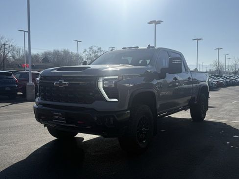 Used 2024 Chevrolet Silverado 2500 ZR2 w/ Technology Package image 3