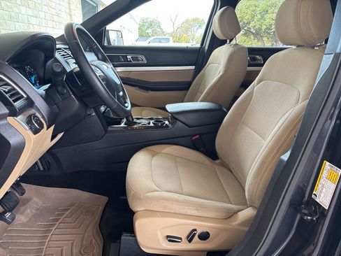 Used 2017 Ford Explorer XLT image 10