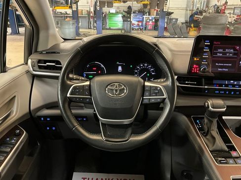 Used 2024 Toyota Sienna XLE image 12