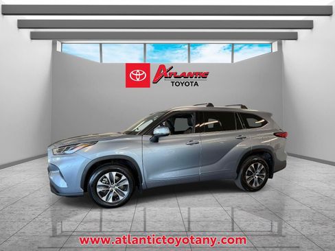 Used 2022 Toyota Highlander XLE image 4