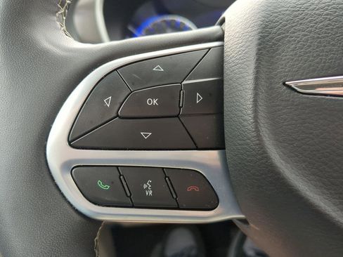 Used 2024 Chrysler Pacifica Touring-L image 23