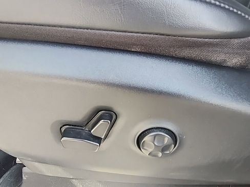 Certified 2023 Chrysler Pacifica Touring-L image 32