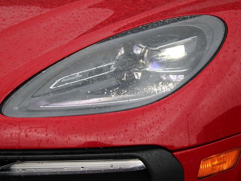 Certified 2022 Porsche Macan image 13