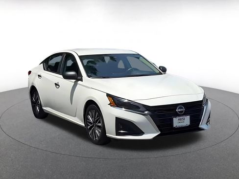 Used 2025 Nissan Altima 2.5 SV FWD image 3