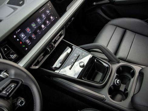 Certified 2026 Porsche Cayenne AWD/4WD image 30