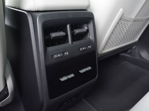 Certified 2025 Porsche Macan 4S Electric image 33