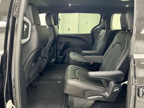 New 2027 Chrysler Pacifica Select AWD/4WD image 23