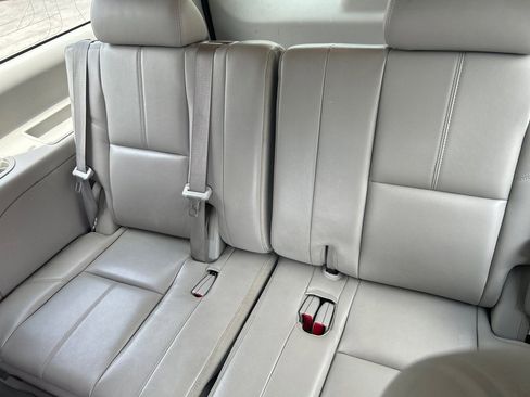 Used 2014 GMC Yukon XL SLT w/ SLT-2 Equipment Package AWD/4WD image 11