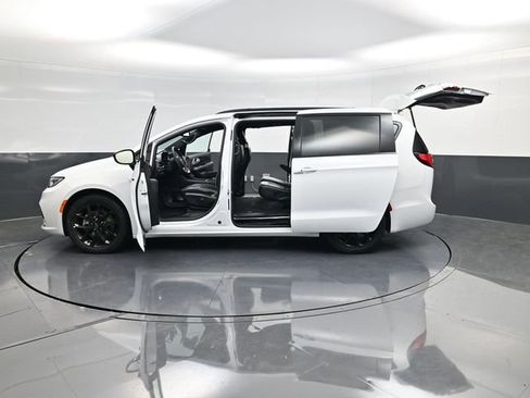 Used 2025 Chrysler Pacifica Limited image 57