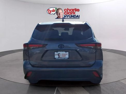 Used 2024 Toyota Highlander LE FWD image 4