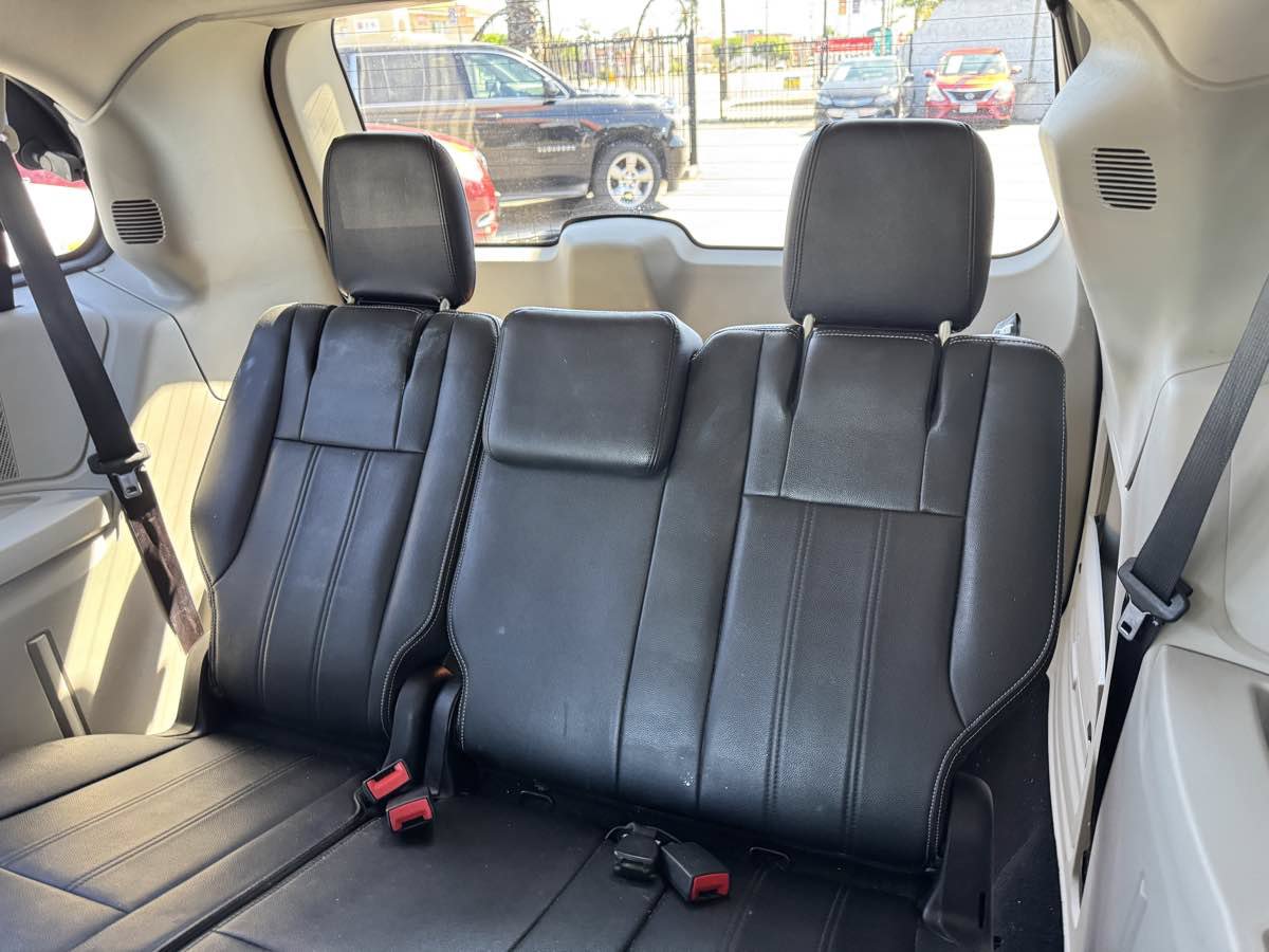 Used 2016 Chrysler Town & Country Touring FWD image 28