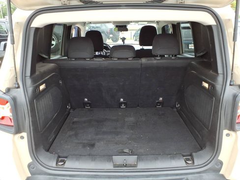 Used 2015 Jeep Renegade Latitude FWD image 12